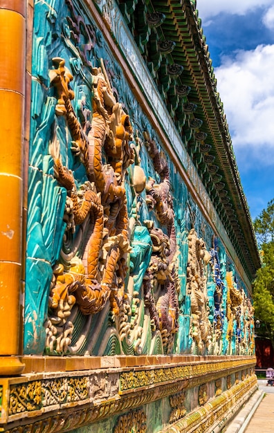 Foto el muro de los nueve dragones en el parque beihai en beijing, china. el muro fue construido en 1402 ce