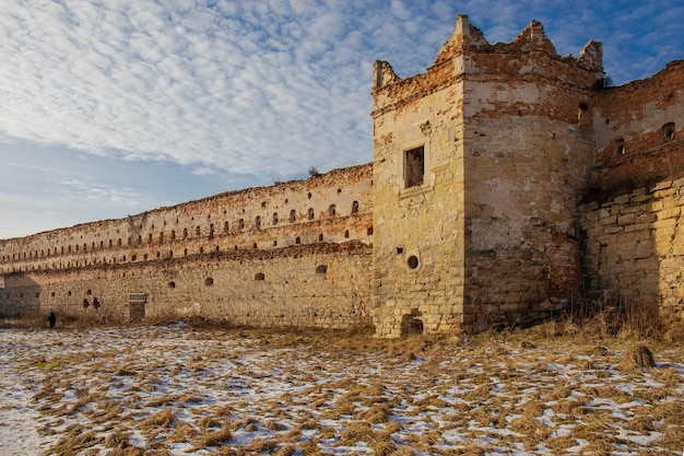Muro parcialmente destruido de un antiguo fuerte de piedra