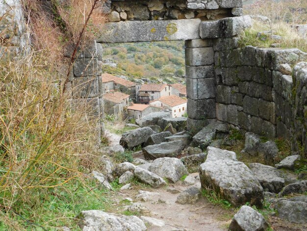 Muro de piedra de antiguas ruinas