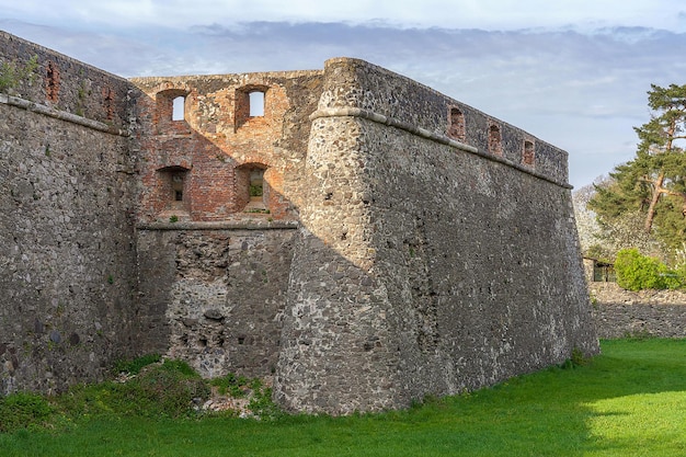 Muro de piedra de un antiguo castillo