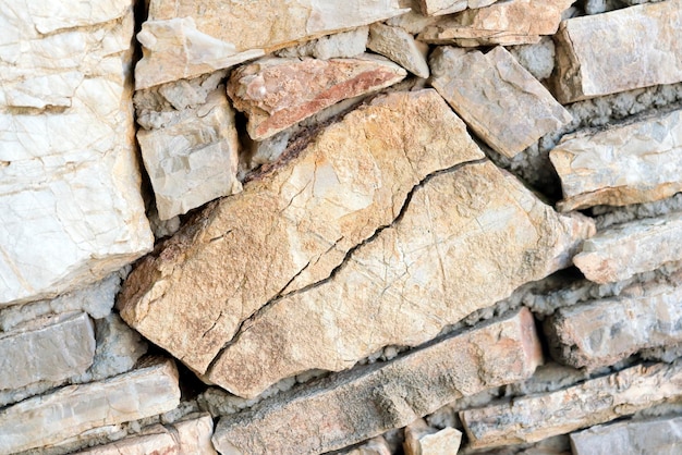 Muro de piedra de arenisca con una grieta