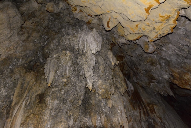Muro de piedra caliza en una cueva cubierta con dripstone Cheow Lan lago Parque Nacional Khao Sok Tailandia
