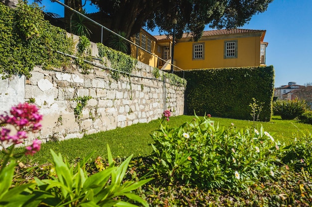 Foto muro de piedra con césped en el jardín.