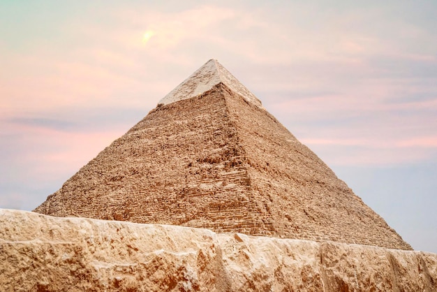 Muro de piedra frente a la gran pirámide de Chephren Grandes pirámides del antiguo Egipto en Giza El Cairo