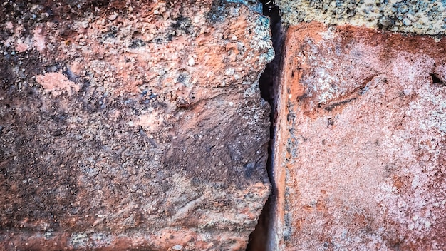 Muro de piedra con una grieta. textura para el diseño