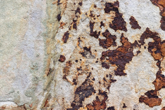 Muro de piedra gris con un toque de metal y textura de fondo de óxido