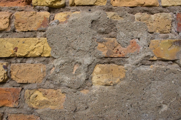 Muro de piedra con ladrillos antiguos del antiguo castillo