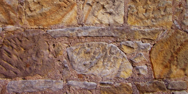 Un muro de piedra con los números 40 y 40.