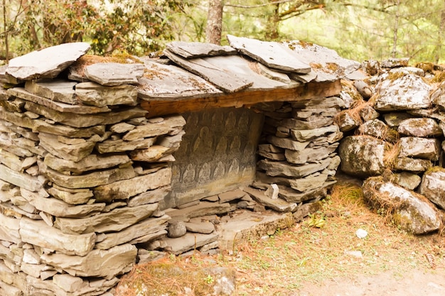 Muro de piedra de oración en el camino en el Himalaya