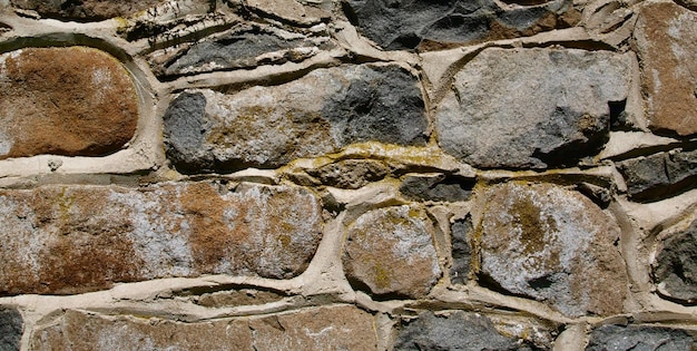 Un muro de piedra con la palabra piedra