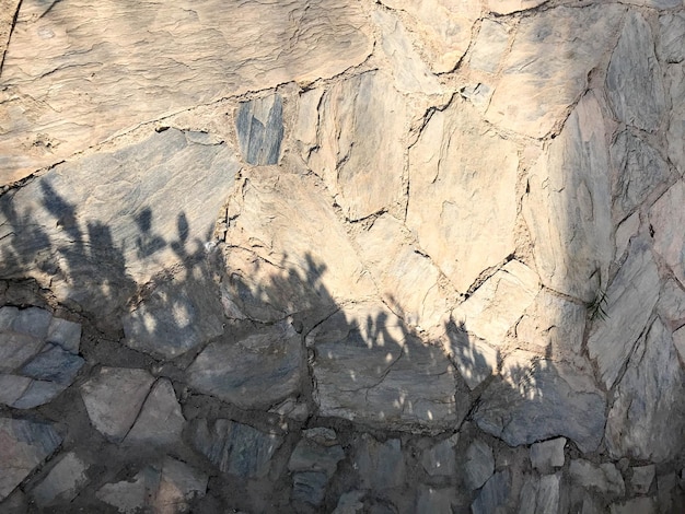 Un muro de piedra con las palabras sombras sobre él