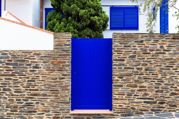 Foto muro de piedra con puerta azul