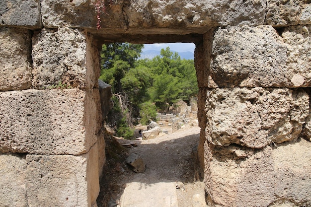 Un muro de piedra con una puerta que dice 'el camino a las ruinas'