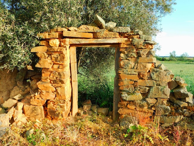 Foto un muro de piedra con una puerta que dice 