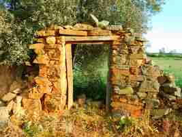 Foto un muro de piedra con una puerta que dice 