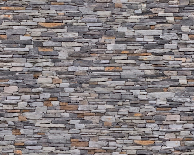 Un muro de piedras grises con un borde negro.
