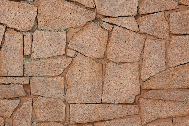 Muro de piezas de losas de piedra astillada de granito rojo