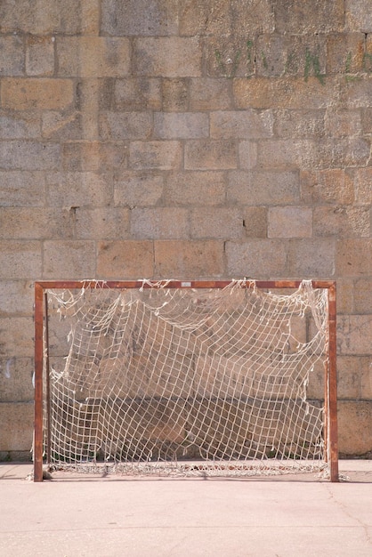 Muro y portería de fútbol desaliñada