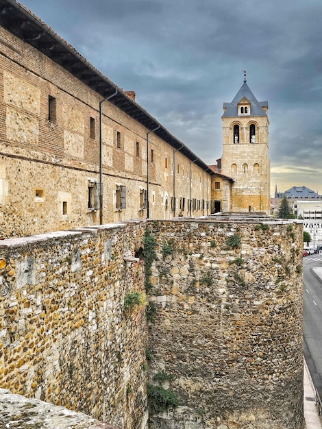 Muro romano y torre de la iglesia de San Isidoro de León