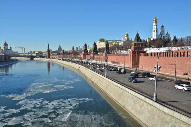 Muro de terraplén del Kremlin e iglesias del Kremlin