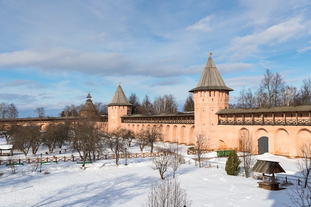 Muro con torres en un monasterio medieval en invierno