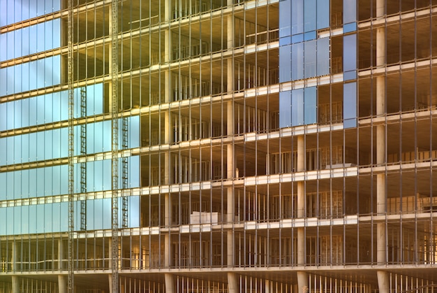 Muro de vidrio de un edificio monolítico en construcción