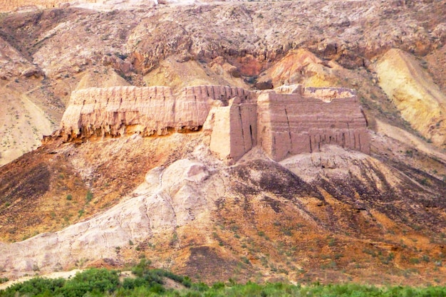 Foto muros de una antigua fortaleza en khorezm