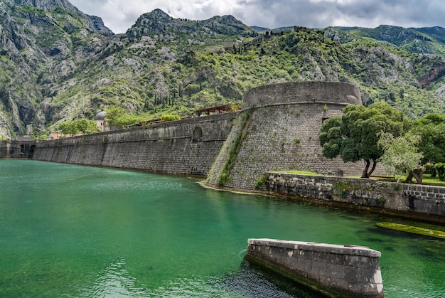 Muros da cidade cercam a Cidade Velha de Kotor em Montenegro