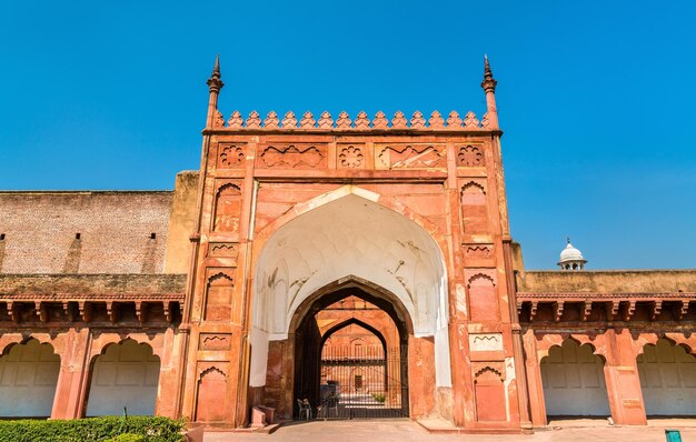 Muros defensivos del Fuerte de Agra. Sitio del patrimonio mundial de la UNESCO en Uttar Pradesh, India