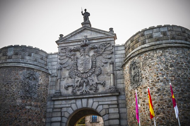 muros do portão principal da cidade de Toledo, na Espanha, cidade murada