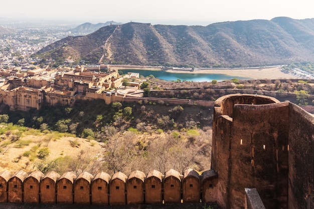 Muros de la fortaleza de Jaigarh y vista desde ella, Jaipur, India.