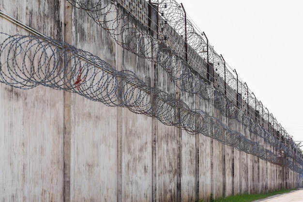 Muros de la prisión, valla con alambre de púas.