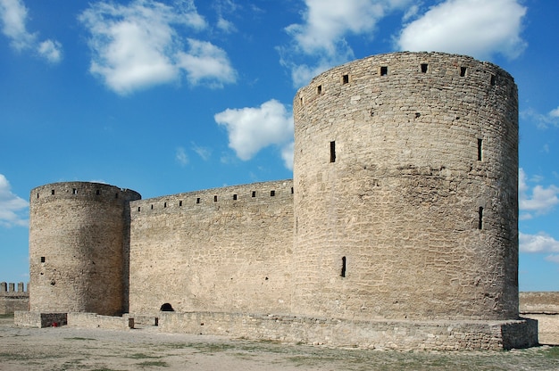 Foto muros y torres de la fortaleza de akkerman construida en los siglos xiii-xiv.