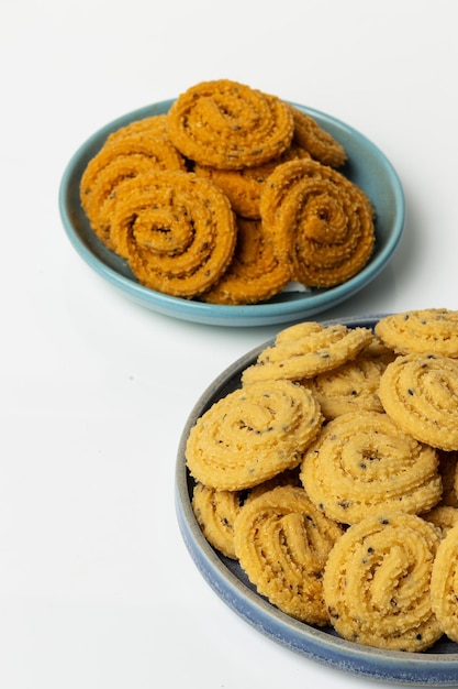 Foto murukku kerala spezieller snack aus reismehl, isoliertes bild auf weißem hintergrund angeordnet