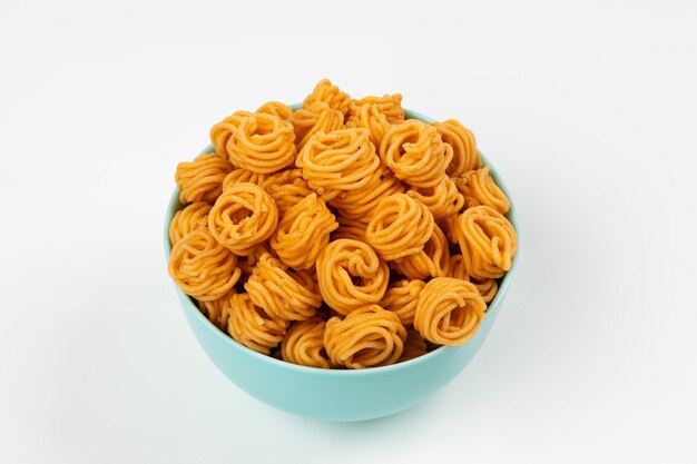 Foto murukku kleine spiralförmige murukku, die sehr würzig und lecker ist, isolierte bilder mit weißem hintergrund