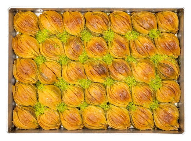 Muschel-Baklava mit Pistazien auf einem Tablett, isoliert auf weißem Hintergrund Türkische Küche Nahaufnahme lokaler Name tepsi midye baklava