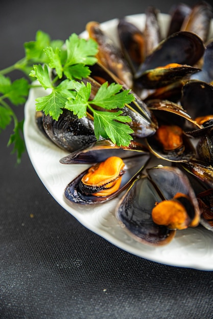 Muscheln in Muscheln frische Meeresfrüchte Mahlzeit auf dem Tisch Kopie Raum Lebensmittel Hintergrund rustikale Draufsicht