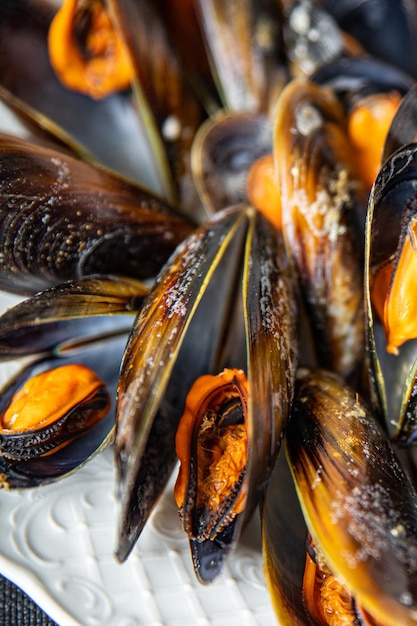 Muscheln in Muscheln frische Meeresfrüchte Mahlzeit auf dem Tisch Kopie Raum Lebensmittel Hintergrund rustikale Draufsicht