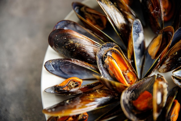 Muscheln in Muscheln frische Meeresfrüchte Mahlzeit auf dem Tisch kopieren Raum Lebensmittel Hintergrund