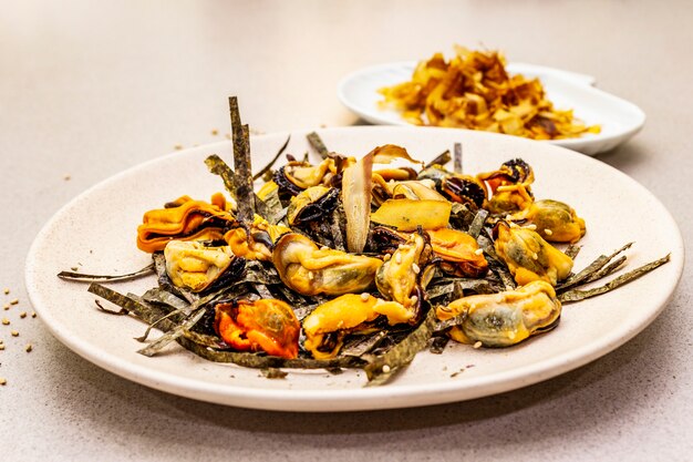 Muscheln mit Nori-Algen, Sesam und Thunfisch-Bonito-Flocken