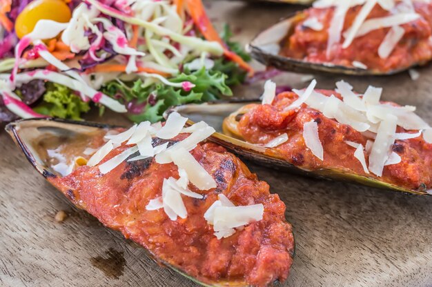 Muscheln mit Tomatensauce gebacken