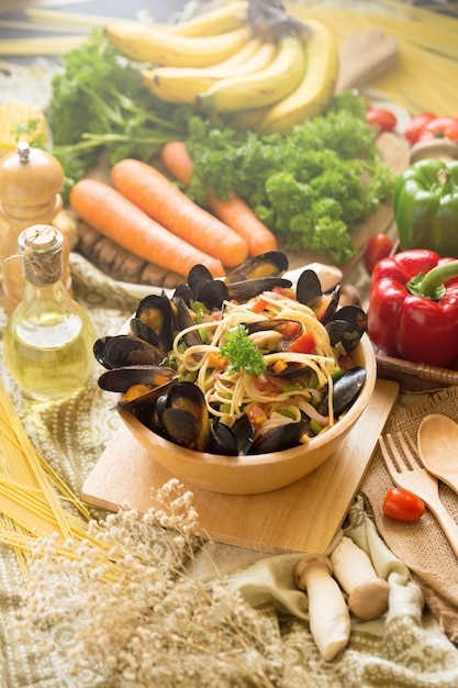 Muscheln und Spaghetti auf einer tiefen Holzschale. Hausgemachtes Essen