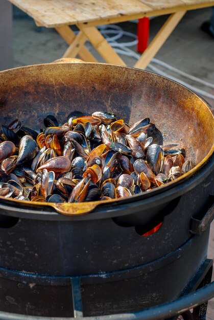 Muscheln werden auf einem Kohlenbecken gebraten