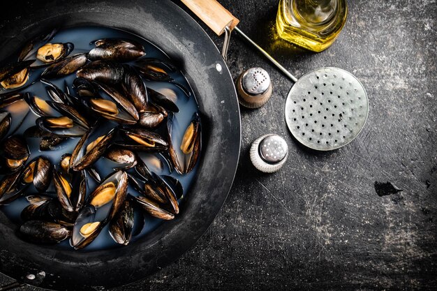 Muscheln werden in einem Topf mit Wasser gekocht