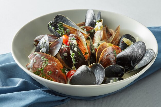 Muschelschale Bilder mit Tomatensauce, offen, essfertig auf hellem Hintergrund