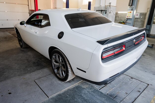 Muscle car en la estación de reparación de servicio