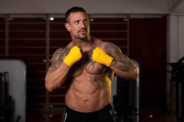 Muscular Boxer MMA Fighter practica sus habilidades