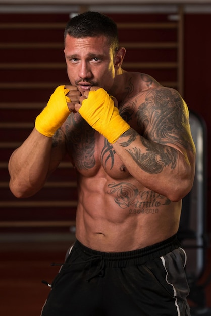 Muscular boxer MMA lutador pratica suas habilidades