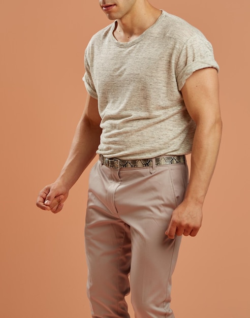 Musculoso modelo masculino latino tratando de bailar