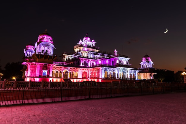 Museo Albert Hall en India, Jaipur, iluminación nocturna.